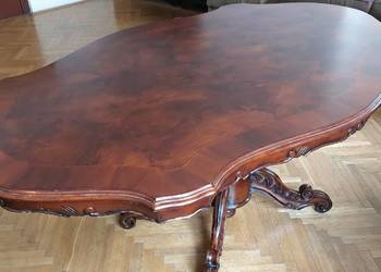 Stylowy stół na rzeźbionej nodze