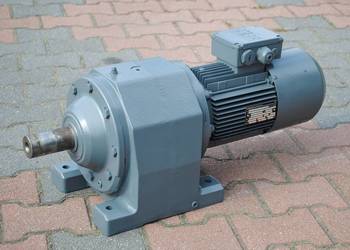 Motoreduktor dwubiegowy 0.8/2.4kw. 13/40obr. z hamulcem. Firmy SEW.