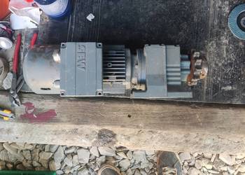 Motoreduktor prosty mocowanie łapy SEW 400 V 0,55 kW 56 obr/min hamulec AC