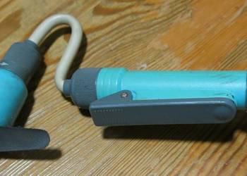 Wiatraczek na przyssawce, w zielonej obudowie z klipsem, zasilany bateriami