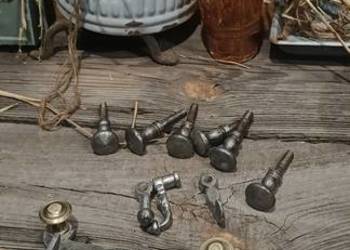 Stare okucia okienne. Zabytkowa klamka okienna.