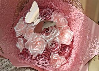 Wieczne róże z satynowej wstążki