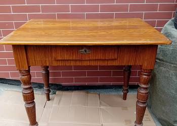 Stół drewniany z szufladą - mazerowany