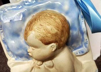 Kafel ceramiczny że śpiącym chłopczykiem.  Świetny prezent na chrzest chłop