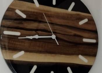 Zegar. Drewno z żywicą