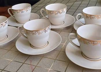Elegancki zestaw 6 filiżanek PRL vintage z złotymi zdobieniami i cukiernica