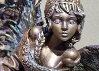 Piękny anioł ze skrzydłami z prawdziwych piór.