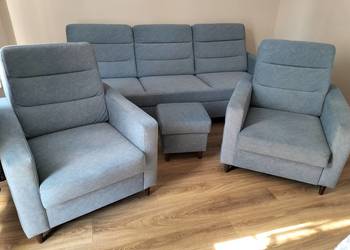 Atrakcyjny komplet prawie nowy. Sofa rozkładana dwa fotele i dwie pufy