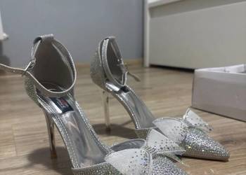 Eleganckie srebrne szpilki 39 – cyrkonie, kokarda, wesele