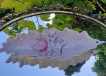 Patera z różowej porcelany LIMOGES
ręcznie malowana
Długość 21 cm 
Sygnowan
