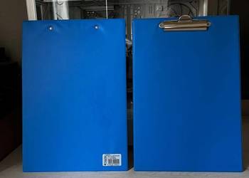 Zestaw dwóch niebieskich podkładek z metalowym klipsem (tzw. clipboard) w f
