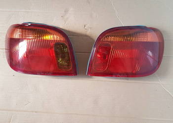 Lampy tylne Prawa Lewa Toyota Yaris 99-2005 bdb stab komplet