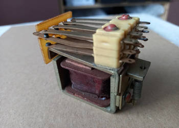 Przekaźnik elektromagnetyczny z czasów PRL