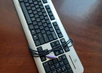 Klawiatura komputerowa używana z okrągłą wtyczką