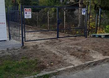 Parking miejsce parkingowe osiedle Stawki ul.11 listopada 17 koło żabki
