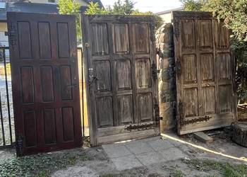 Drewniane drzwi garażowe[brama] z pięknymi okuciami + drzwi wejściowe