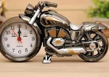 Zegarek oprawiony w motocykl