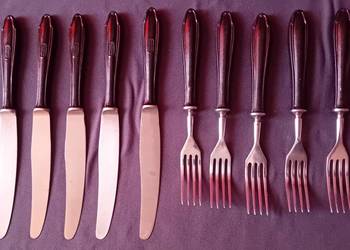 Zestaw sztućców Gerlach z bakelitowymi trzonkami, 5 noży + 5 widelców.