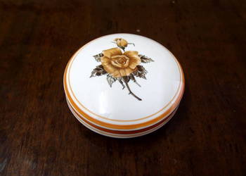 Bomboniera porcelanowa w kwiaty Ćmielów