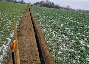 Wykop liniowy koparką łańcuchową usługa pod nawodnienia kabel drenaż
