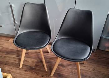 dwa krzesła skandynawskie czarne tapicerowane