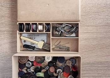 Przybornik Pudełko Maszyny do Szycia Łucznik Stopki Szpulki Guziki Igły