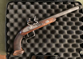 Pistolet skałkowy Le Page produkcji Pedersoli