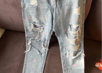 Spodnie mom fit z dziurami z motywem serduszka