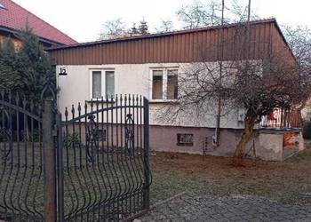 Syndyk sprzeda udziały 1/8 w nieruchomościach zabudowanych domem i garażem