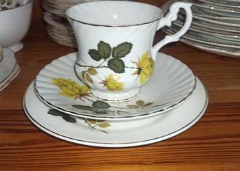 Filiżanka z talerzykiem, z żółtą różą. Syg. English.