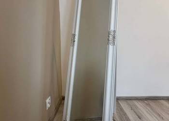 Lustro białe ze złotymi zdobieniami