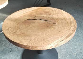 Dwa okrągłe stoliki z naturalnego drewna z dodatkiem żywicy