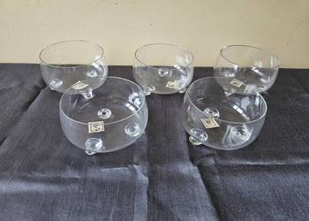 Szklane miseczki na nóżkach z okresu PRL-u. Szklane miseczki na nóżkach z okresu PRL-u.