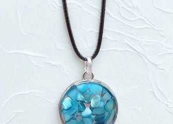 Naszyjnik z żywicy z turkusowymi muszlami „Oceaniczny Szept”.