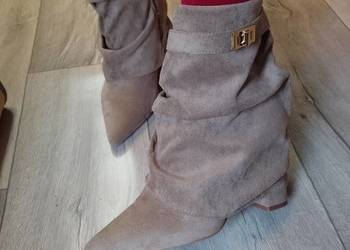 (40) Ekskluzywne, beżowe krótkie Kozaki kowbojki wieczorowe, NOWE