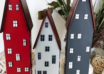Domki dekoracyjne z wysokimi dachami.
