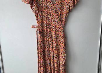 Kwiecista kolorowa maxi kopertowa wiosenna sukienka z krótkim rękawem dekol