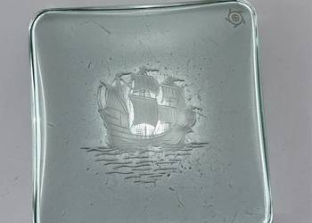 Szklana patera - sygnowana. Grube, zielone szkło.  W