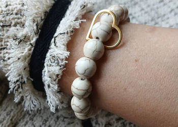 Bransoletka damska z Howlitu 10mm z konturem serca,kremowa,beżowa serca