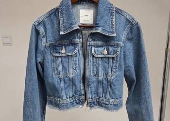 Niebieska kurtka jeansowa zapinana na zamek