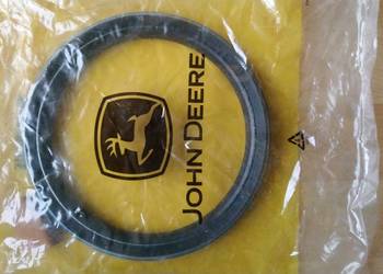 RE154869 Uszczelniacz piasty koła John Deere oryginał
