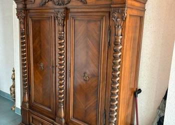 Stara drewniana szafa z litego drewna