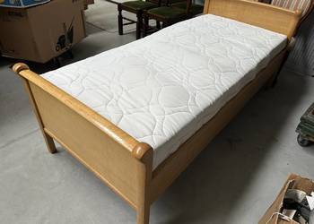 Ładne łóżko 90cm ze stelażem unoszonym i materacem