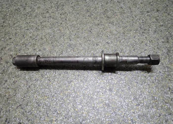 OŚ OŚKA 15MM KOŁA PRZÓD DYSTANS NAKRĘTKA SUZUKI DR 750 BIG 88-90R