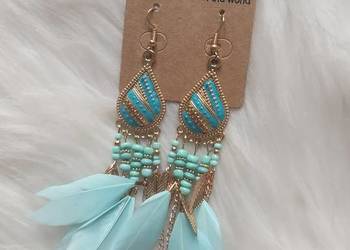 Niebieskie długie kolczyki boohoo z piórkami