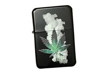 Czarna Zapalniczka Benzynowa z Listkiem Marihuany i Dymem w Tle Atomic