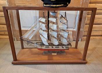Model żaglowca w gablocie