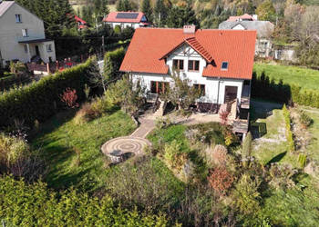 Duży dom z garażem na malowniczej działce 38a w Krzeszowicach