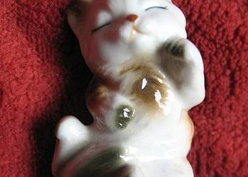 Kot - śpiący kotek - figurka z porcelany - 2,5 x 6 x 3 cm