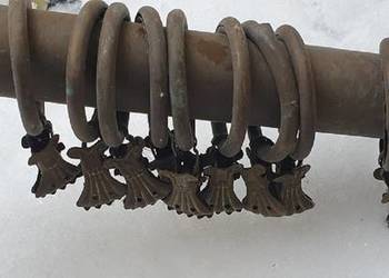 Zabytkowy mosiężny karnisz z żabkami